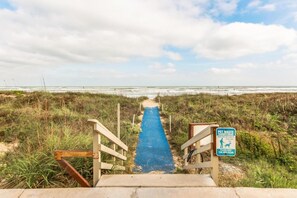 På stranden