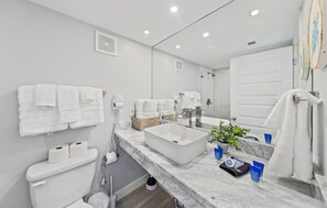 Douche, sèche-cheveux, serviettes fournies, savon