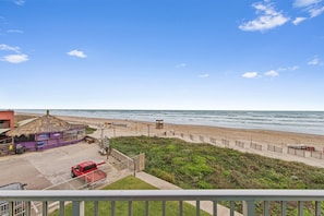 On the beach - La Internacional 305 Beach Front (South Padre Island)