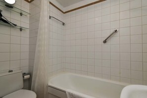 Dusj, hårføner og håndklær