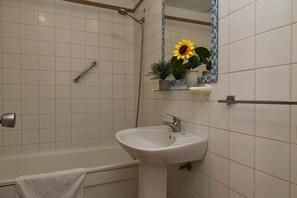 Douche, sèche-cheveux, serviettes fournies