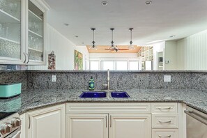 Fridge, microwave, oven, stovetop - Pacific Pearl | Luxury Collection | Sleeps 5 (Solana Beach)