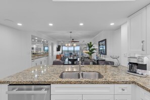 Kylskåp, mikrovågsugn, ugn och spishäll