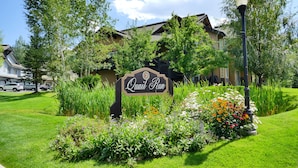 A sign for Quail Run with a well-maintained lawn and garden in front. - Quail Run Townhomes - Long Term Only - 30+ nights - Spacious, Garage, W/D, BBQ (Steamboat Springs)
