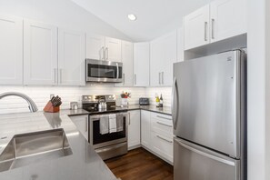 Fridge, microwave, oven, stovetop - Quail Run Townhomes - Long Term Only - 30+ nights - Spacious, Garage, W/D, BBQ (Steamboat Springs)