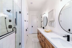 Douche, sèche-cheveux, serviettes fournies, shampoing
