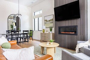 Televisión y chimenea 