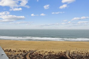 Une plage avec un ciel dégagé et une mer calme.