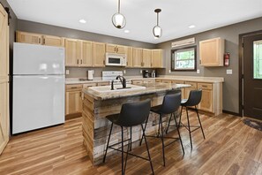 House | 4 bedrooms - Tranquil Lakefront Oasis - Fire Pit Fishing BBQ (Eagle River)