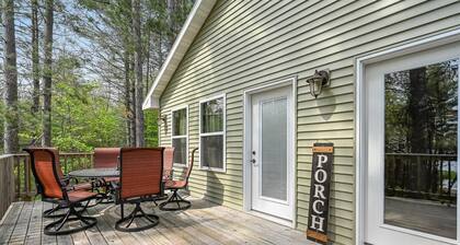 Tranquil Lakefront Oasis - Fire Pit Fishing BBQ