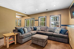 House | 4 bedrooms - Tranquil Lakefront Oasis - Fire Pit Fishing BBQ (Eagle River)