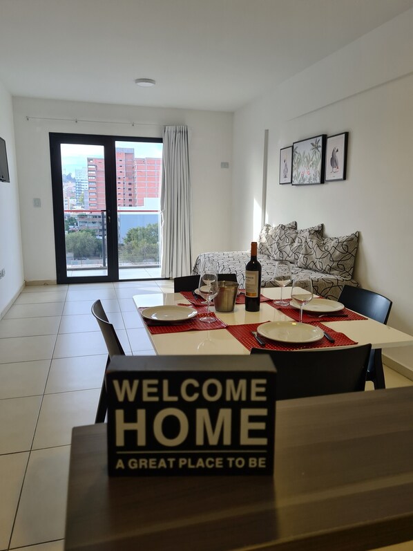 Family Apartment | Ruang tamu | TV