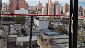 Vista panorámica de la ciudad desde un rascacielos, con cielo despejado.