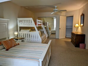 4 slaapkamers, een strijkplank/strijkijzer, wifi