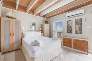 Tabla de planchar con plancha, wifi gratis y ropa de cama