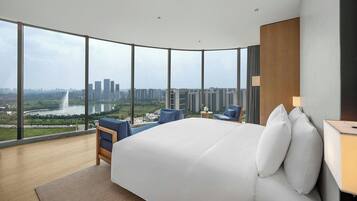 Minibar, in-room safe, blackout drapes, cribs (free)