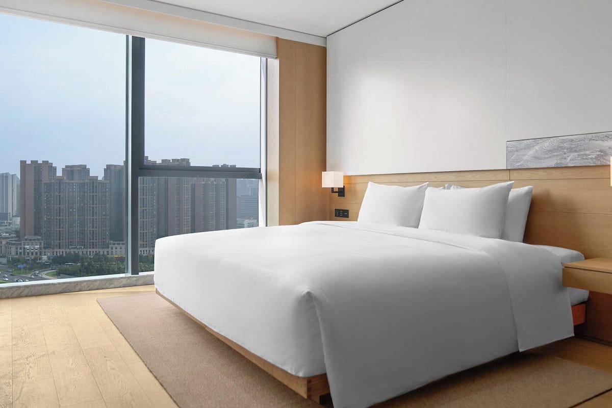 Executive Room, 1 Katil Ratu (Queen) | Bar mini, peti besi dalam bilik, langsir/tirai gelap terus