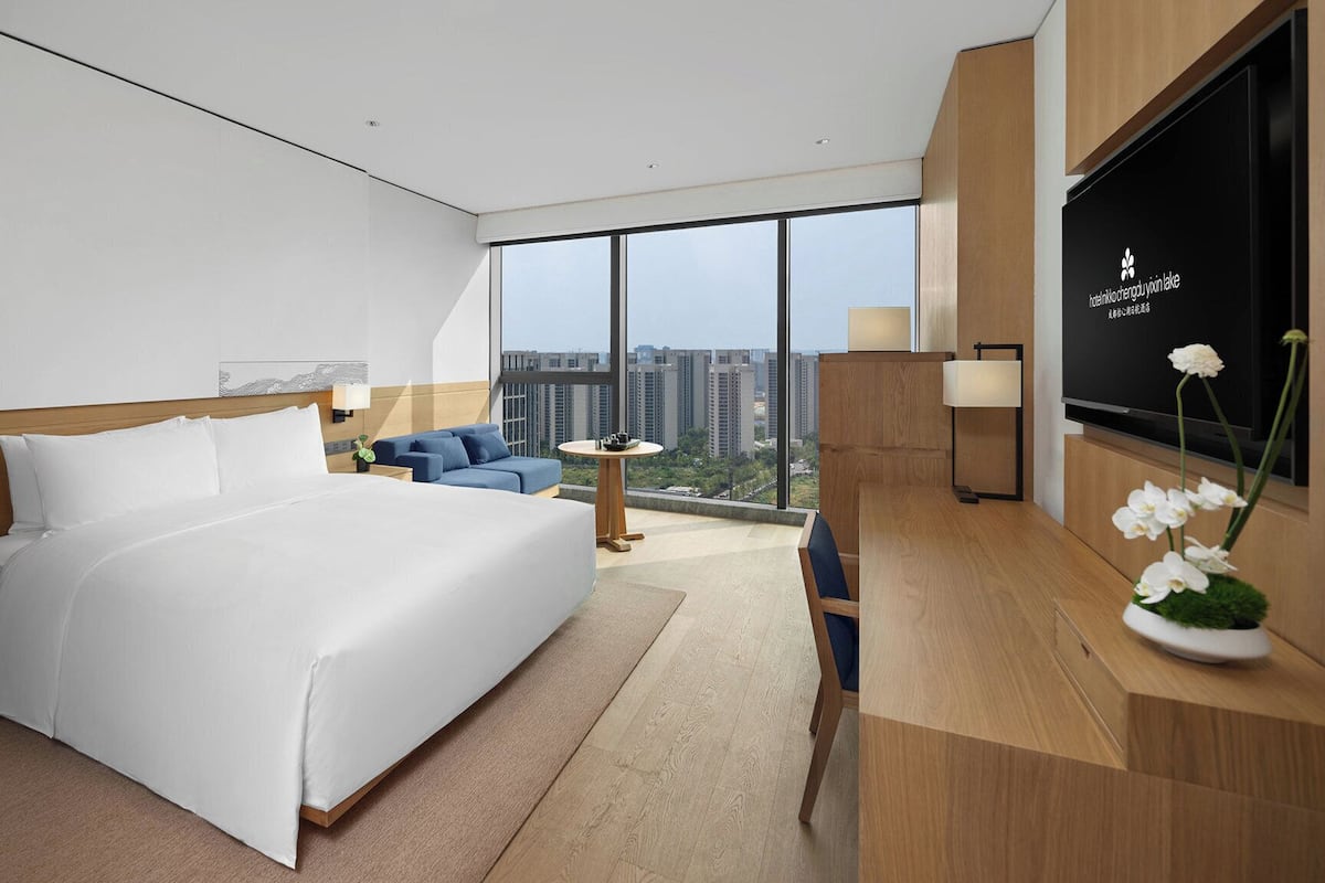 Deluxe Room, 1 Katil Ratu (Queen) | Bar mini, peti besi dalam bilik, langsir/tirai gelap terus