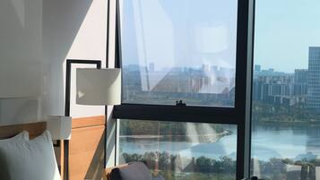 Deluxe Twin Room | Minibar, in-room safe, blackout drapes, cribs (free)