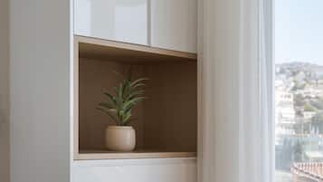 3 chambres, coffres-forts dans les chambres, bureau, rideaux occultants