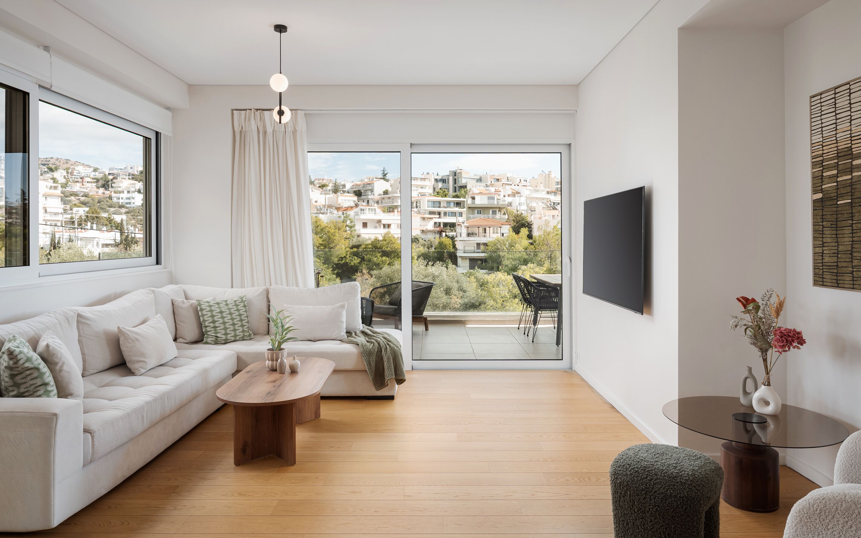 Exclusive-Apartment | Wohnbereich | 55-Zoll-Smart-TV mit Kabelempfang, Netflix, Streaming-Dienste