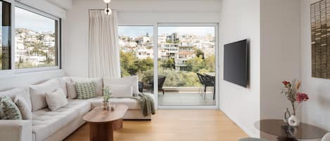 Căn hộ Exclusive | Khu phòng khách | Smart TV 55-inch có truyền hình cáp, Netflix, dịch vụ stream