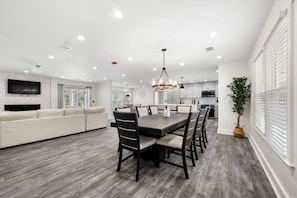 House | 6 bedrooms, Internet - Grand Retreat Luxury Vacation for Large Groups (Fayetteville)