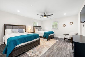 6 bedrooms, Internet - Grand Retreat Luxury Vacation for Large Groups (Fayetteville)