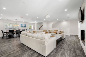 House | 6 bedrooms, Internet - Grand Retreat Luxury Vacation for Large Groups (Fayetteville)