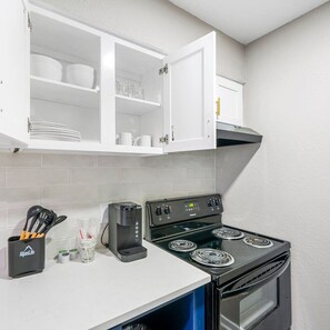 Apartment | Private kitchen | Fridge, stovetop - Newly Renovated Atlanta Condo Prime Buckhead Atl (Atlanta)