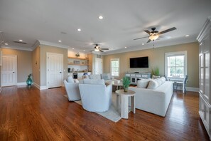 Smart TV, table tennis - 9BR Ocean View, Rooftop Pool, Elevator, Pickleball, Putting Green, Basketball (Isle of Palms)