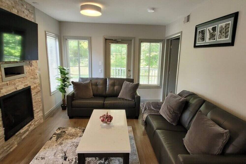 Large Corner Townhome @Carriage!