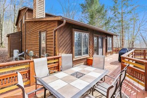 Outdoor dining - Little Owl Lodge offers affordable and private Canaan Valley lodging! (Canaan Valley)