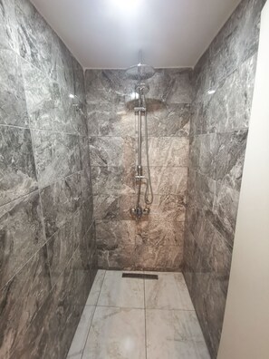 Rainfall showerhead, hair dryer, towels, soap - Gafa Garden Hostel & Apartments (Istanbul)