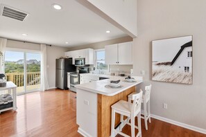 Kylskåp, mikrovågsugn, ugn och spishäll