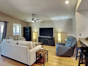 Smart TV - Gulf Six, Spacious Beach House, Sleeps 10 + Short Walk to the Beach! (Panama City Beach)