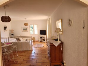 3 habitaciones, tabla de planchar con plancha, cuna de viaje y wifi 