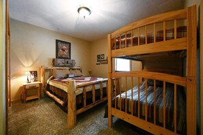 4 Schlafzimmer, Bügeleisen/Bügelbrett, Reisekinderbett, WLAN
