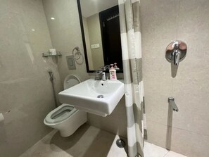Een haardroger, handdoeken, zeep, shampoo
