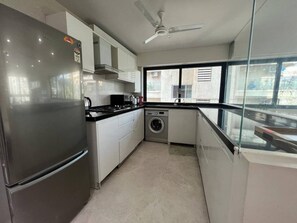 Kjøleskap, mikrobølgeovn, ovn og kokeplater