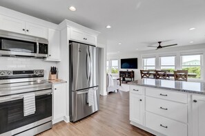 Refrigerador, microondas, horno, placa de cocina