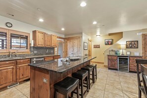 Fridge, microwave, oven, stovetop - Moose Mgmt at Bear Hollow 5477-L: Pvt Hot Tub-Dog Friendly-BBQ, Pool, Parking (Park City)