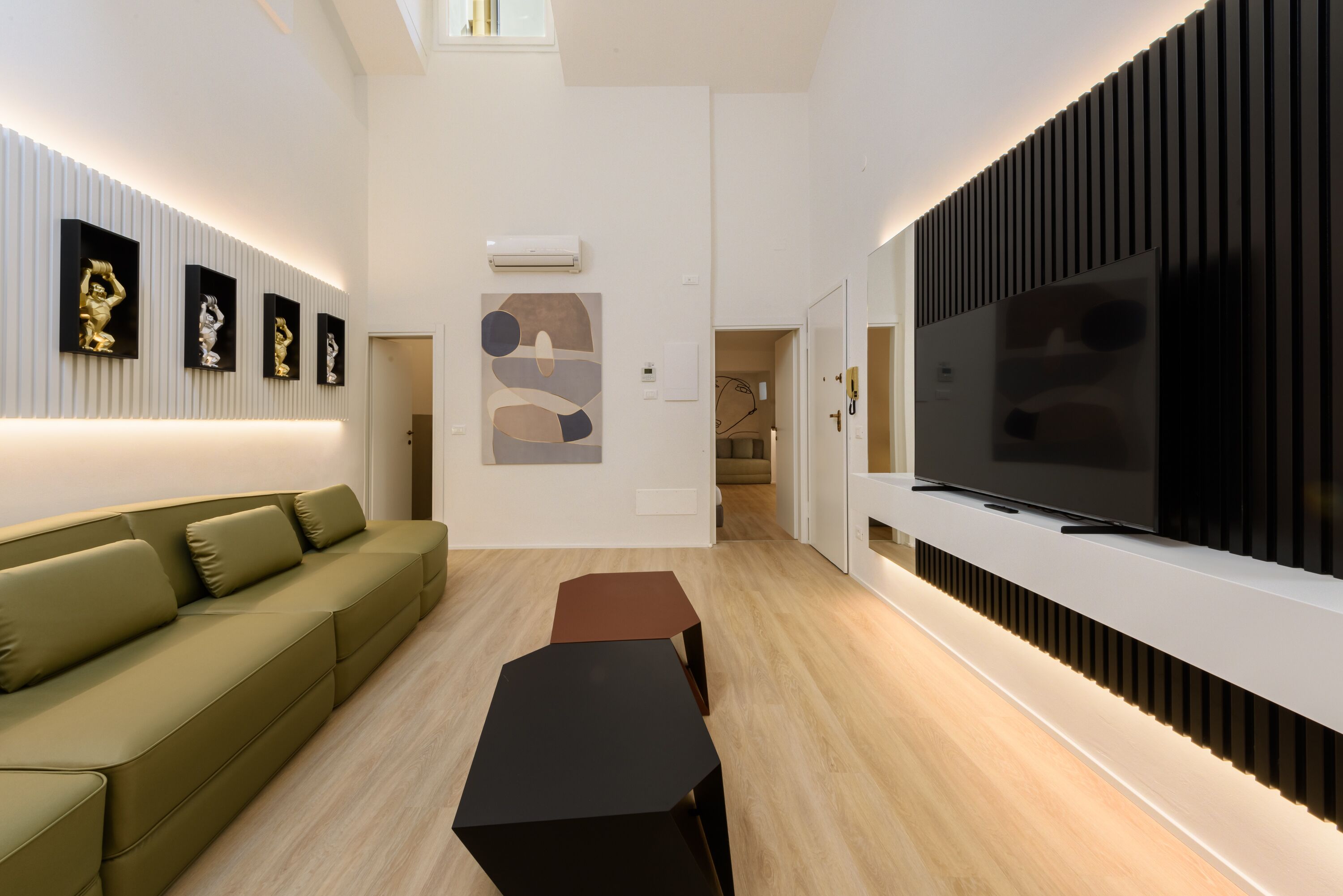 Apartamento superluxo | Área de estar | TV de tela plana 55 polegadas com canais digitais