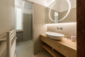 Luxury Apartment | Bathroom | Shower, hair dryer, bidet, towels - Anguillara Full Design by Mmega (Florence)