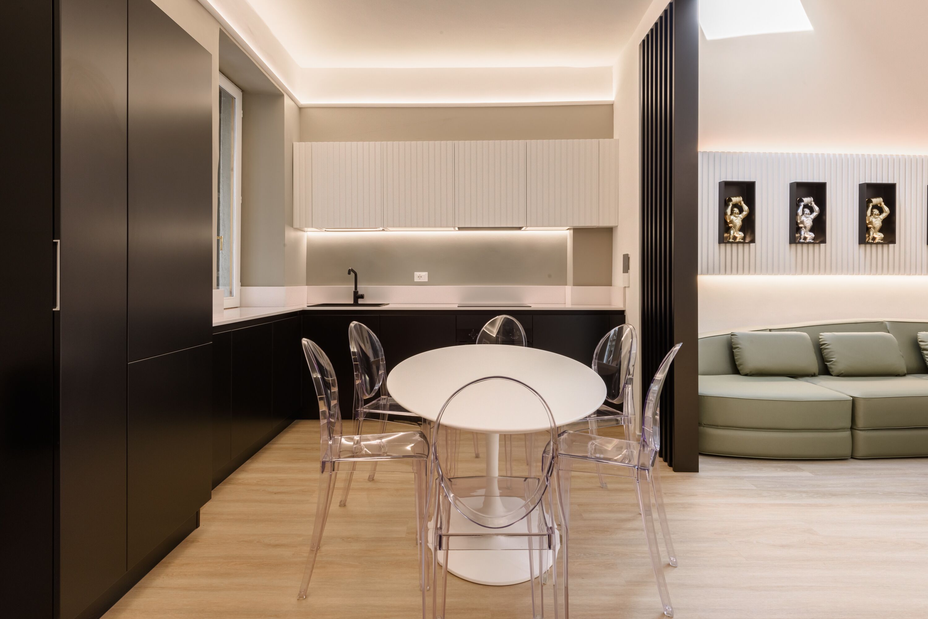 Luxe appartement | Privékeuken | Een koelkast, een oven, kookgerei, borden en bestek