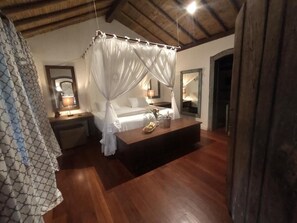 Suite – deluxe, hageutsikt | Safe på rommet, blendingsgardiner og strykejern/-brett