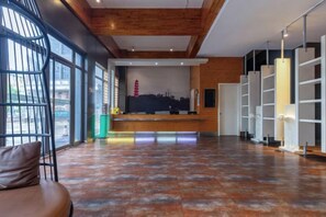 A spacious lobby with a reception desk, large windows, and a modern interior design. - Tuke Global Hotel (Wenzhou Louqiao South Railway Station) (Wenzhou)