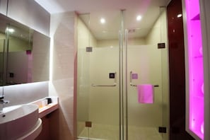 A modern bathroom with a glass-enclosed shower, a round sink, and a mirror. - Tuke Global Hotel (Wenzhou Louqiao South Railway Station) (Wenzhou)