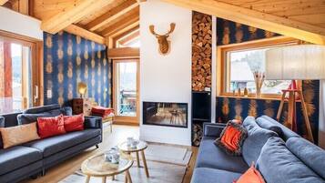 Televisie en een open haard