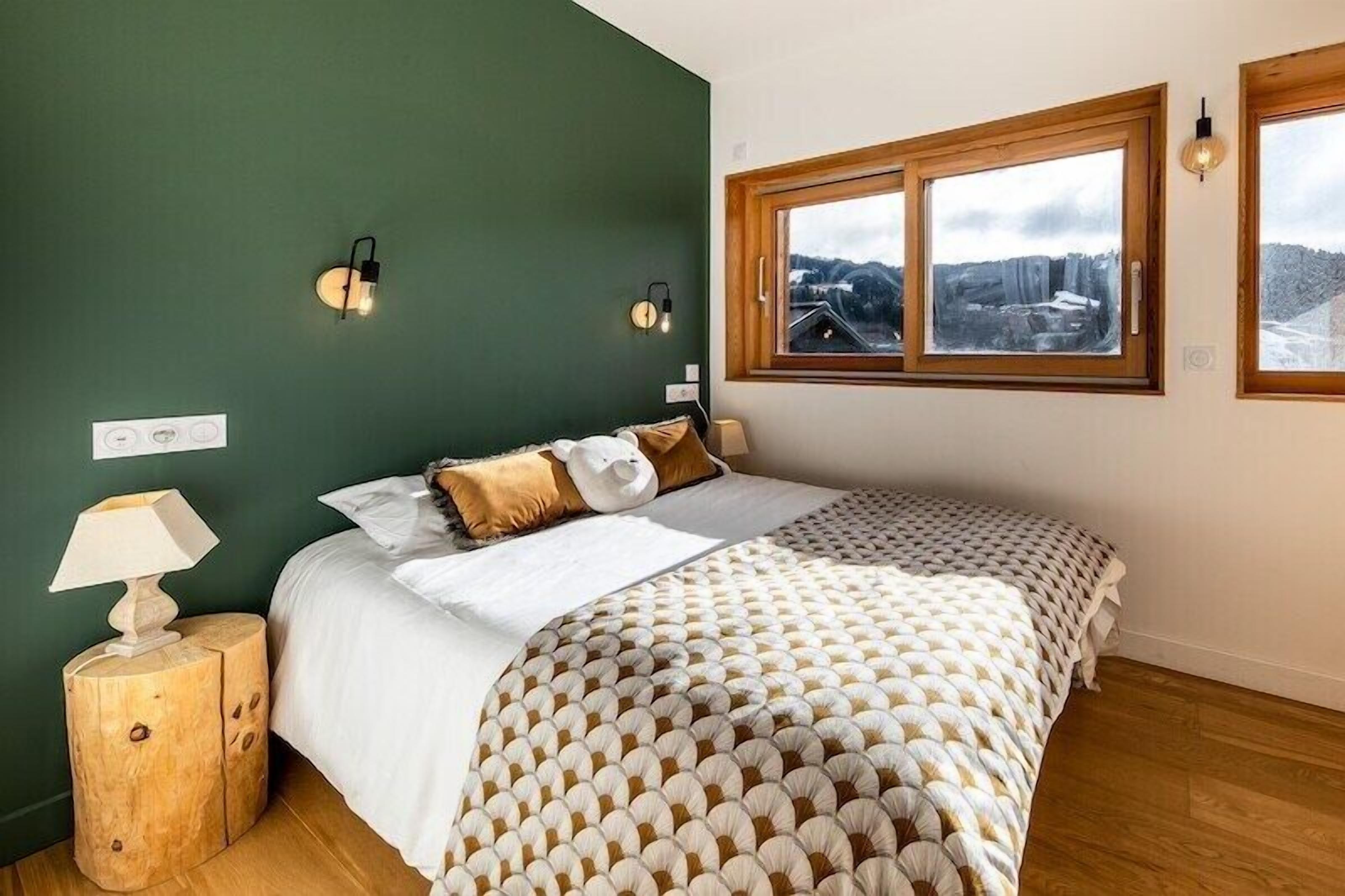 4 bedrooms, iron/ironing board, internet, bed sheets